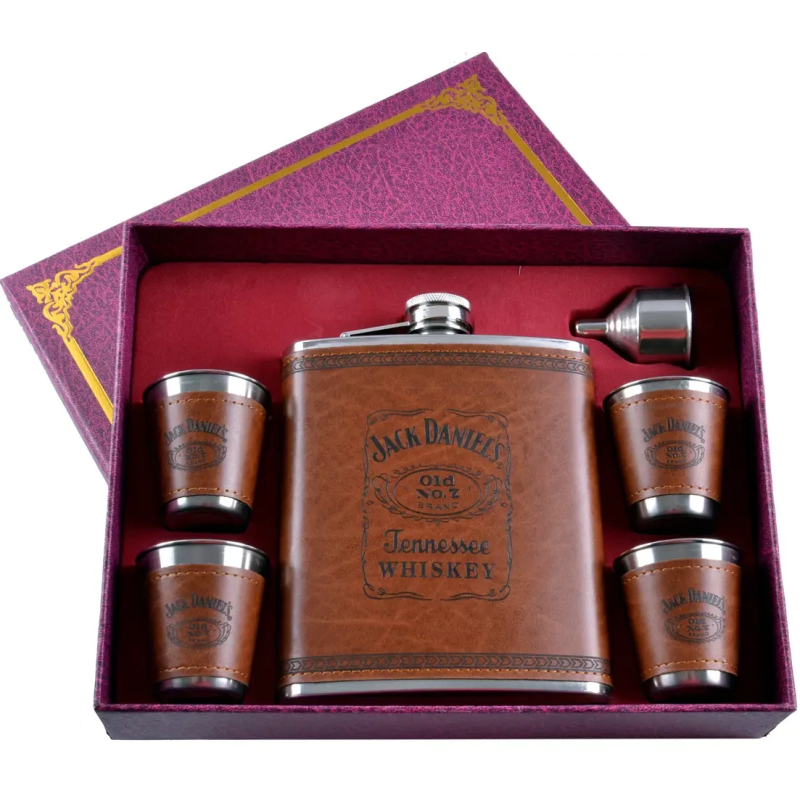 Подарунковий набір 6в1 “Jack Daniels“ фляга (обтягнута шкірою), 4 чарки, лійка, 530мл Подарунковий набір 6в1 “Jack Daniels“ фляга (обтягнута шкірою), 4 чарки, лійка, 530мл
