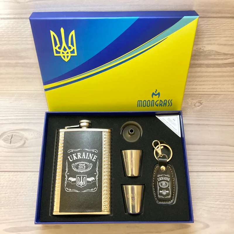 Подарунковий набір Moongrass 5в1 “Ukraine“ з флягою 230мл, чарками, брелоком, лійкою Подарунковий набір Moongrass 5в1 “Ukraine“ з флягою 230мл, чарками, брелоком, лійкою