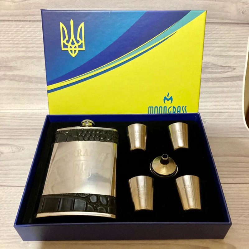 Подарунковий набір Moongrass 6в1 “Ukraine“ з флягою 255мл, чарками, лійкою Подарунковий набір Moongrass 6в1 “Ukraine“ з флягою 255мл, чарками, лійкою