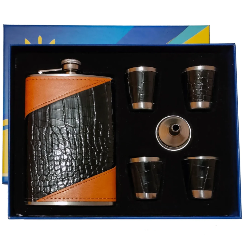 Подарунковий набір фляга 9oz з чарками у шкірозаміннику (чорно-коричневий) Подарунковий набір фляга 9oz з чарками у шкірозаміннику (чорно-коричневий)